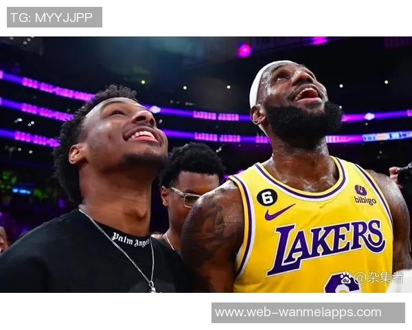 父子同台创历史詹姆斯与布朗尼在NBA赛场上携手共进 父子同台创历史詹姆斯与布朗尼在NBA赛场上携手共进