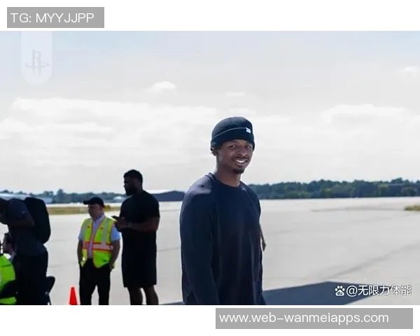 火箭客战鹈鹕登机照曝光KD羽绒服气质出众电风扇随队征战